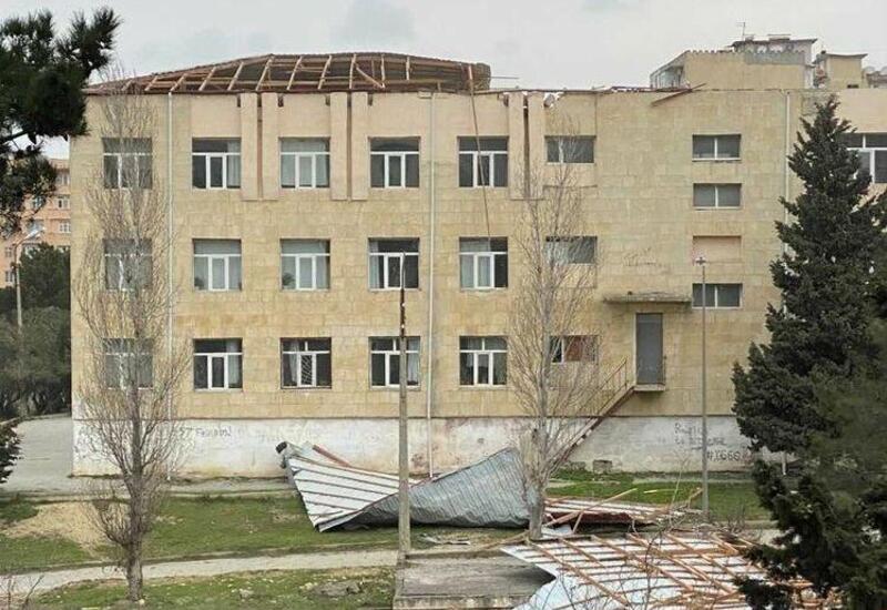 В Баку ветер снес крышу школы