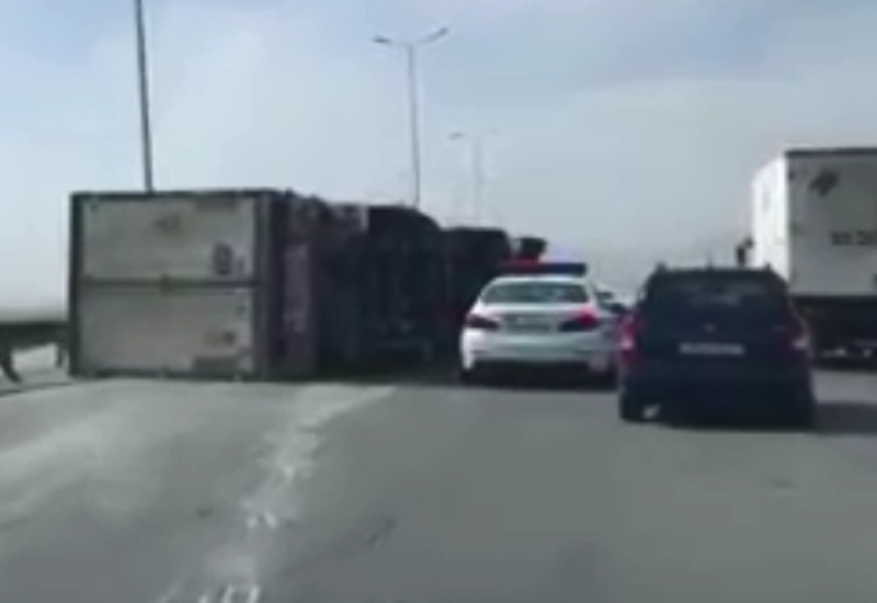 В Азербайджане ветер на трассе повалил грузовик на ходу