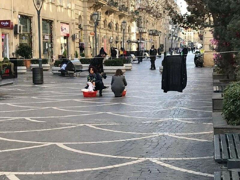 Феминистки в Баку показали перформанс