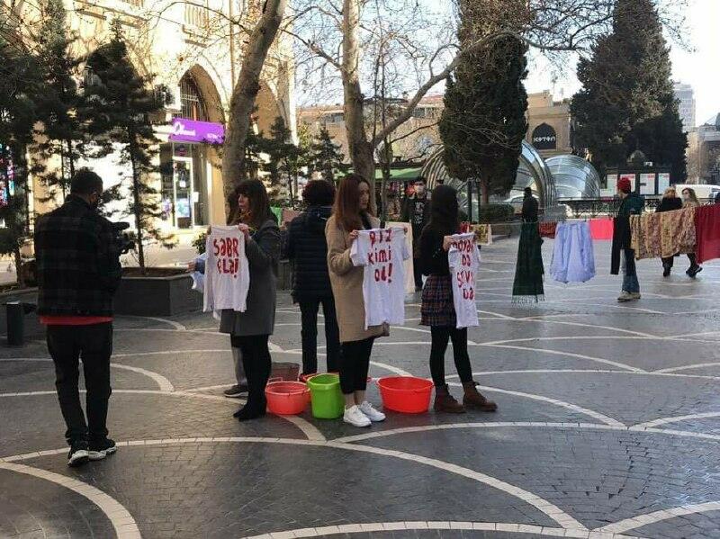 Феминистки в Баку показали перформанс