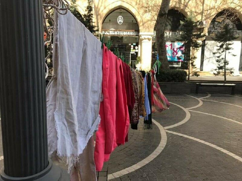 Феминистки в Баку показали перформанс