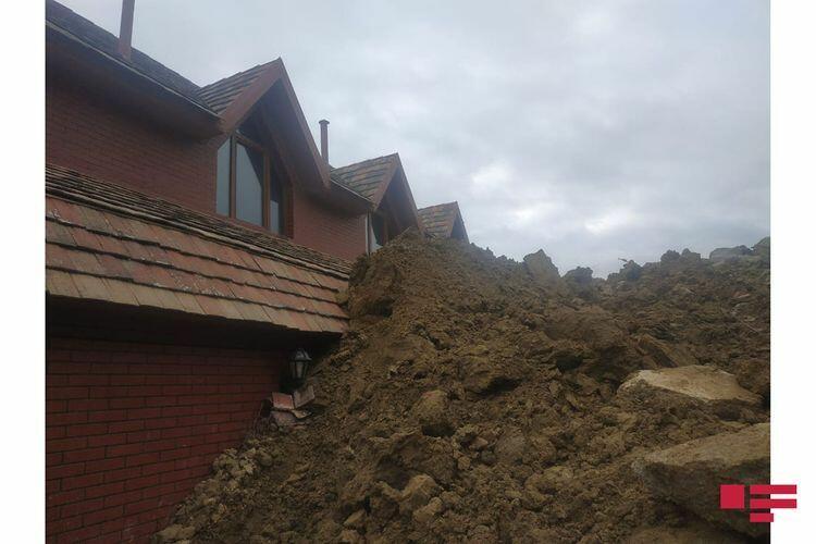 В поселке Бадамдар в Баку произошел оползень