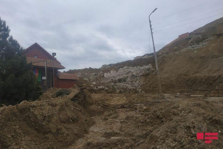 В поселке Бадамдар в Баку произошел оползень