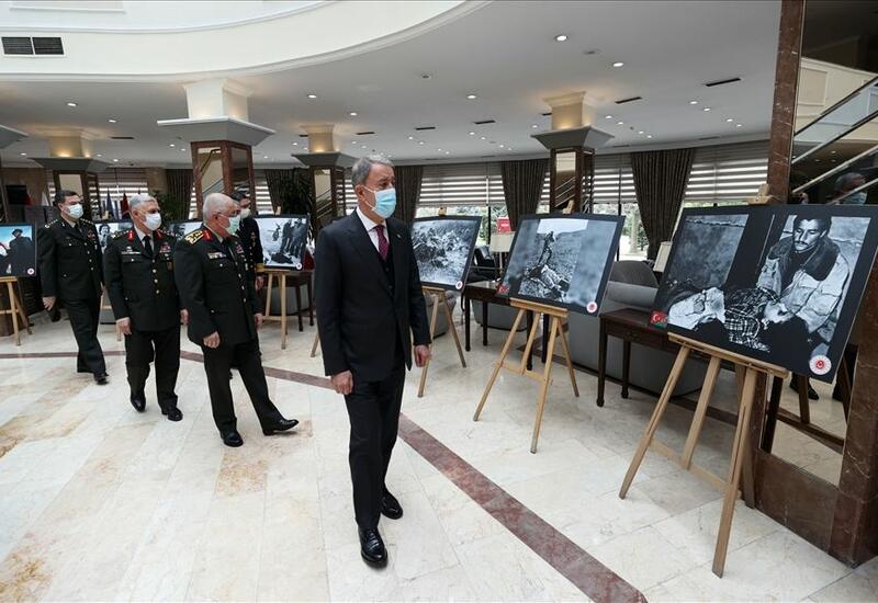 Hulusi Akar İstanbulda Xocalıya həsr olunmuş sərgidə olub