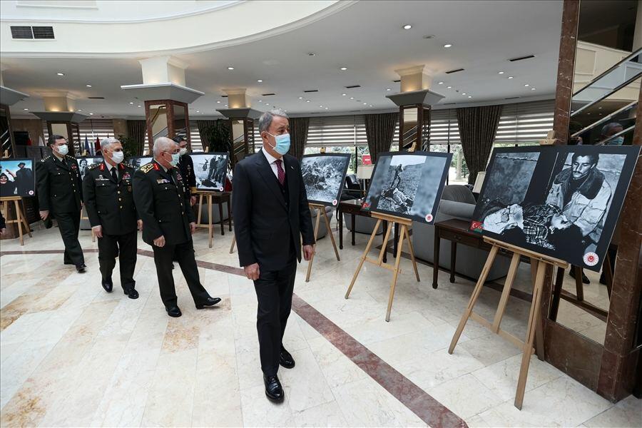 Hulusi Akar İstanbulda Xocalıya həsr olunmuş sərgidə olub