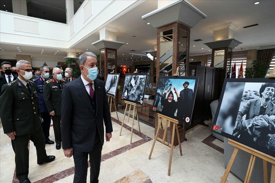 Hulusi Akar İstanbulda Xocalıya həsr olunmuş sərgidə olub