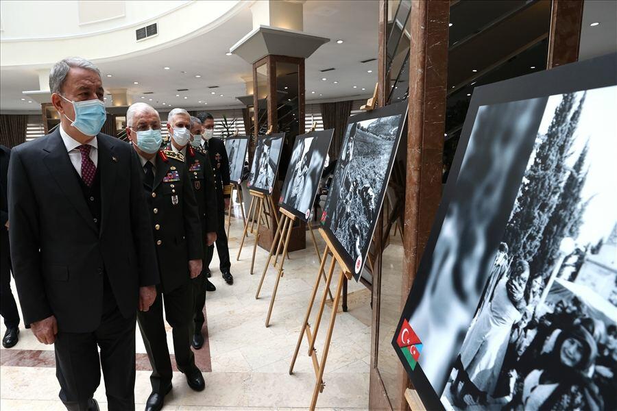 Hulusi Akar İstanbulda Xocalıya həsr olunmuş sərgidə olub