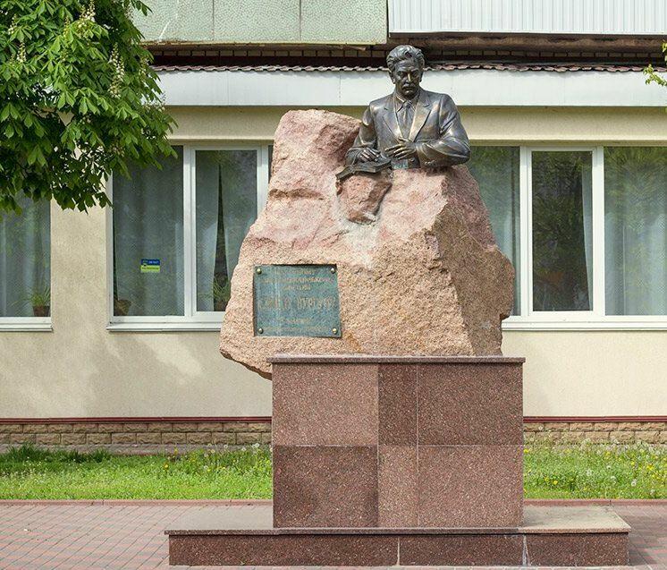 Самед Вургун в памятниках, картинах, на марках...