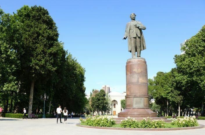 Самед Вургун в памятниках, картинах, на марках...
