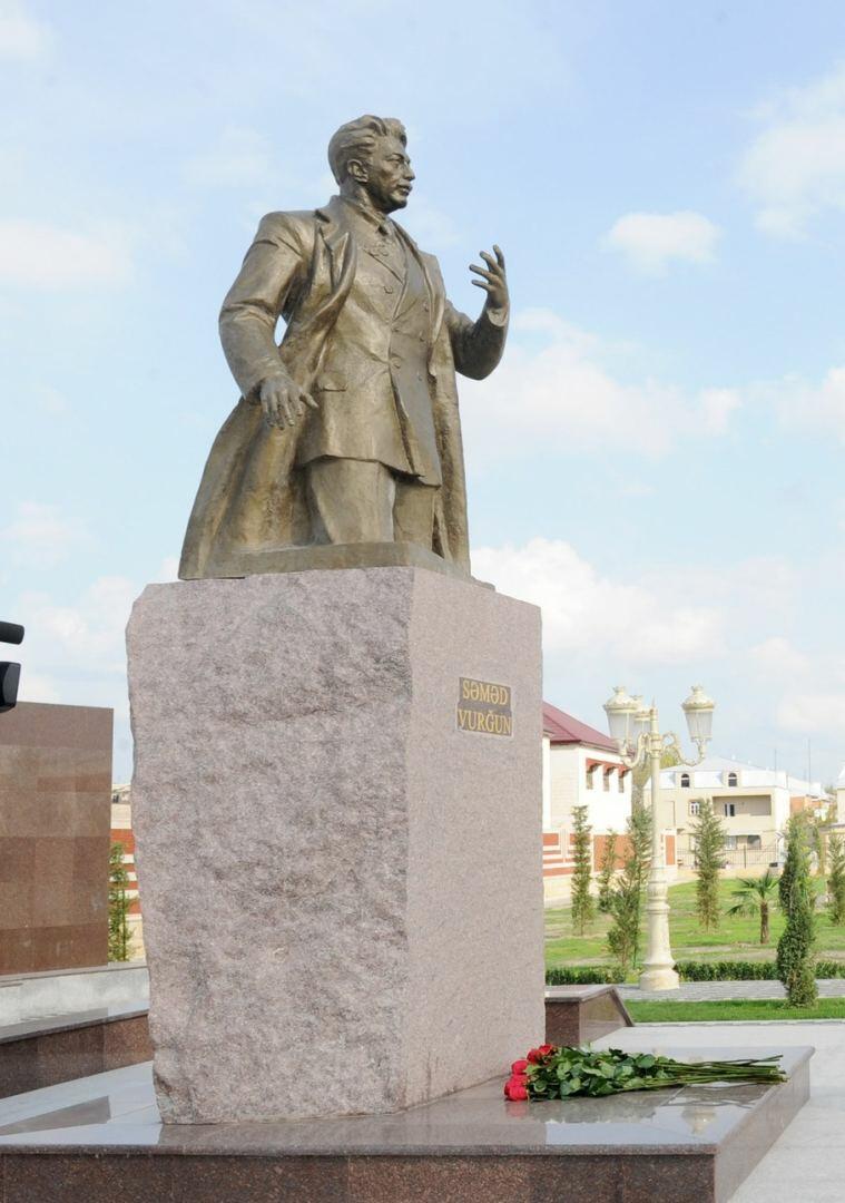 Самед Вургун в памятниках, картинах, на марках...