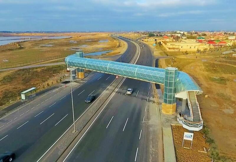 На дороге Гала-Пираллахи построен надземный пешеходный переход