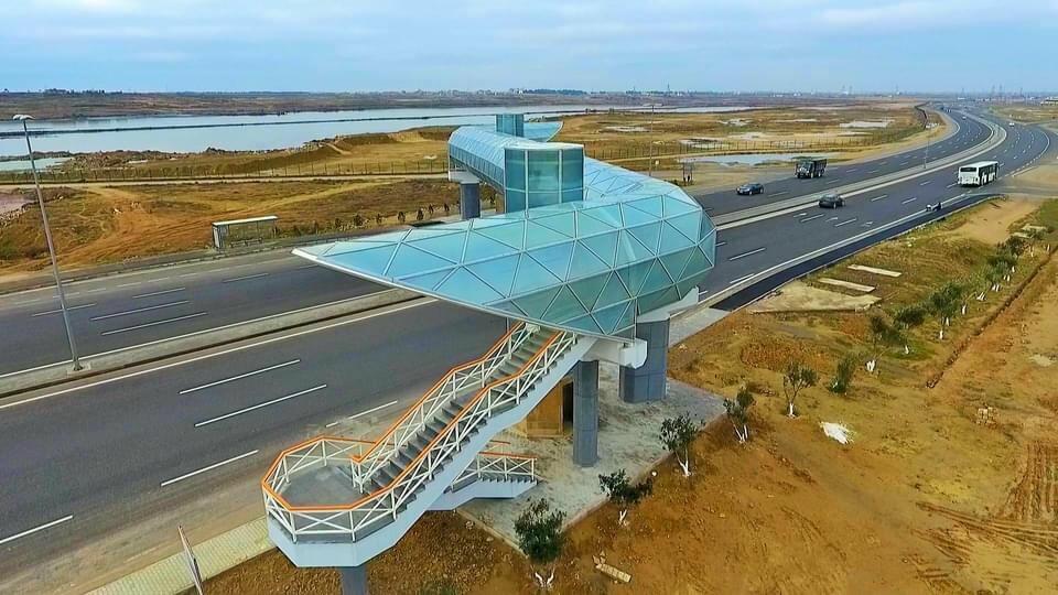 На дороге Гала-Пираллахи построен надземный пешеходный переход