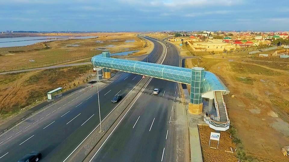 На дороге Гала-Пираллахи построен надземный пешеходный переход