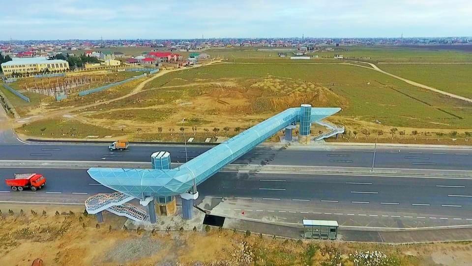 На дороге Гала-Пираллахи построен надземный пешеходный переход