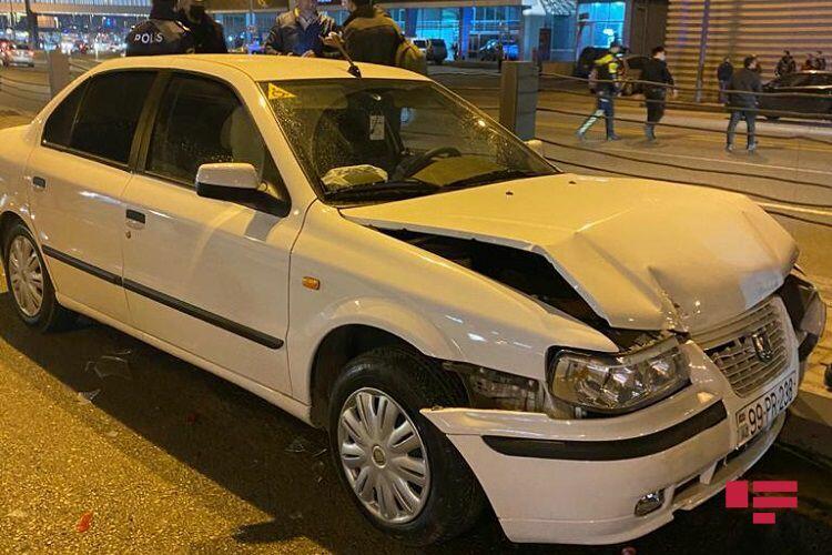 В Баку пешеход впал в кому, оказавшись между столкнувшимися автомобилями