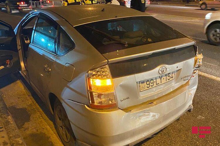 В Баку пешеход впал в кому, оказавшись между столкнувшимися автомобилями
