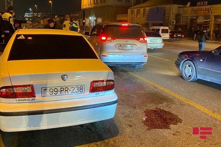 В Баку пешеход впал в кому, оказавшись между столкнувшимися автомобилями