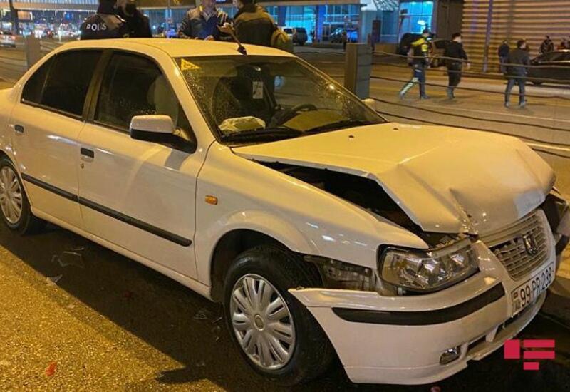В Баку пешеход впал в кому, оказавшись между столкнувшимися автомобилями