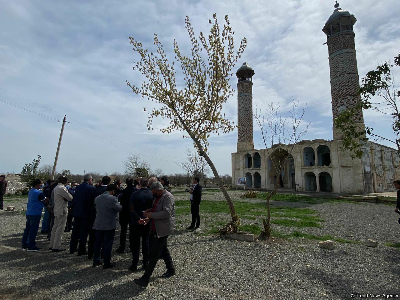 Представители ОИС совершили намаз в мечети Агдама