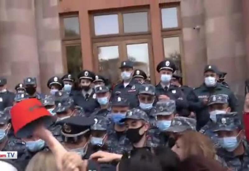 Силовики в Ереване скрутили 70-летнюю женщину