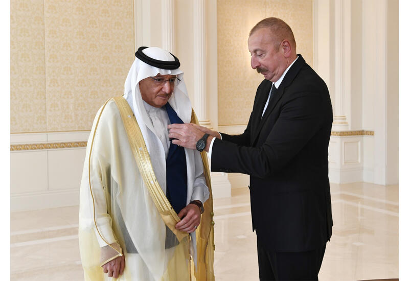 Президент Ильхам Алиев вручил генеральному секретарю ОИС орден "Достлуг"