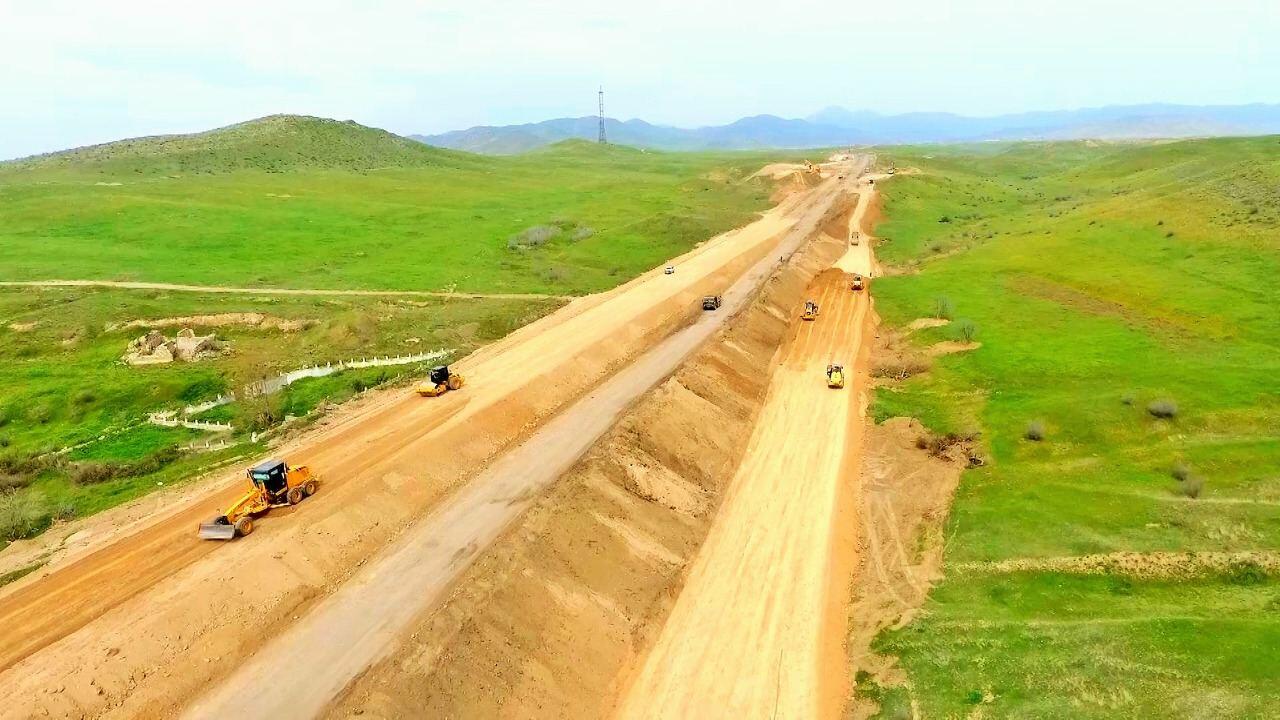 Hadrut-Cəbrayıl-Şükürbəyli yeni avtomobil yolunun tikintisi layihəsi icra olunur