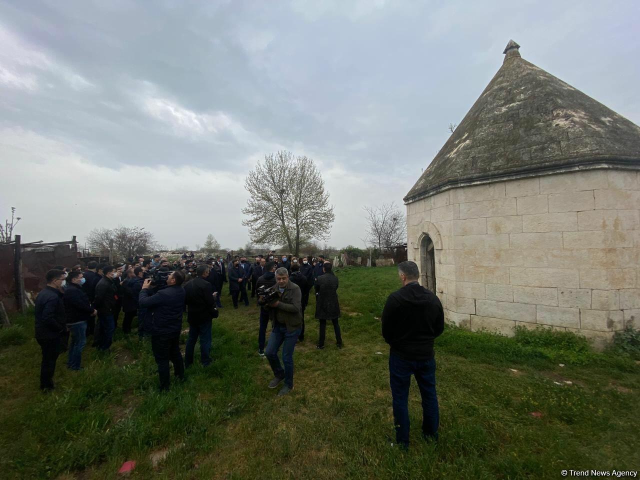 Делегация Тюркского совета побывала на разрушенном армянами кладбище Имарат