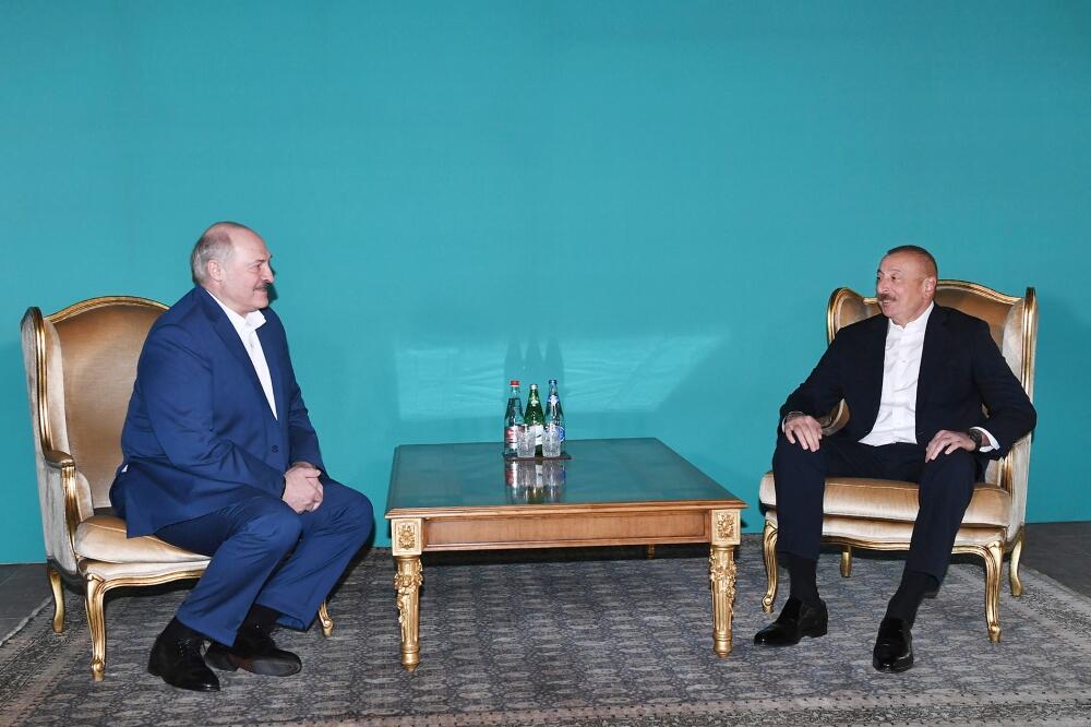 Президент Ильхам Алиев и Александр Лукашенко провели неформальную встречу
