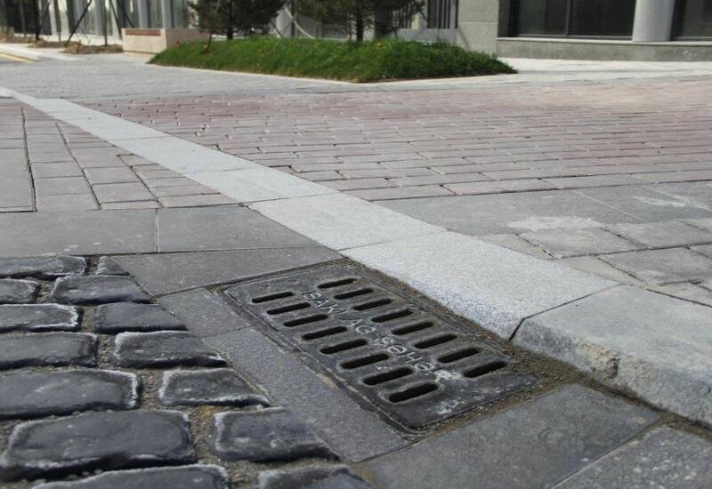 В Baku White City продолжается установление ливневых стоков