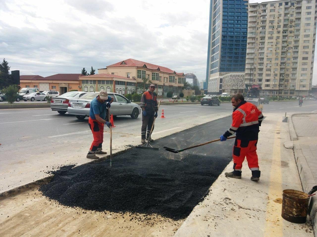 В Baku White City продолжается установление ливневых стоков