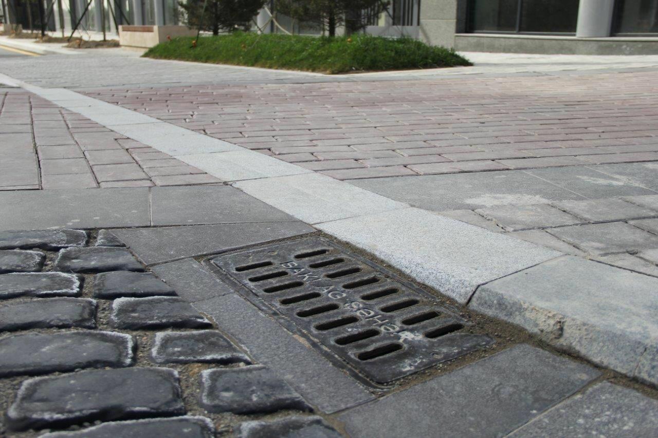 В Baku White City продолжается установление ливневых стоков
