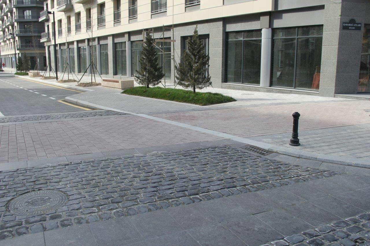 В Baku White City продолжается установление ливневых стоков