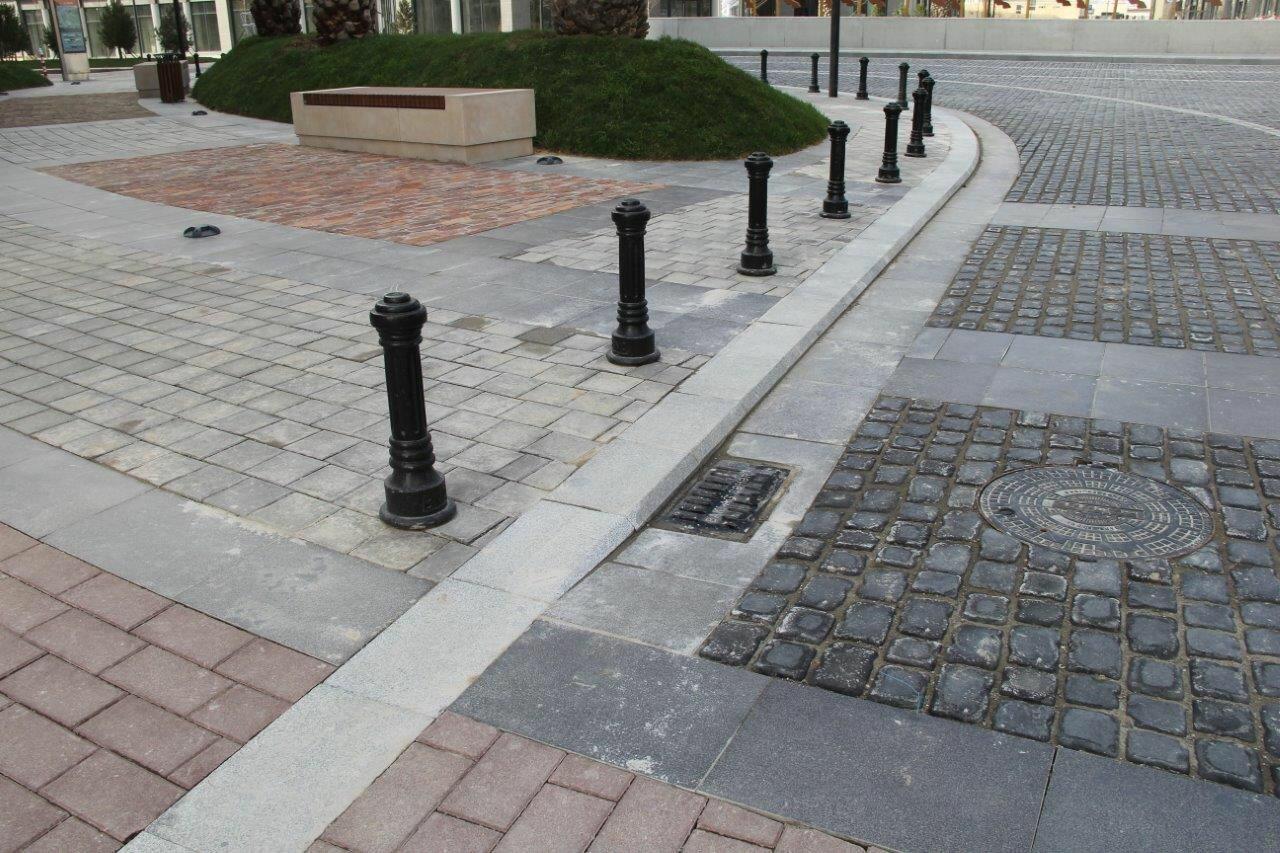 В Baku White City продолжается установление ливневых стоков