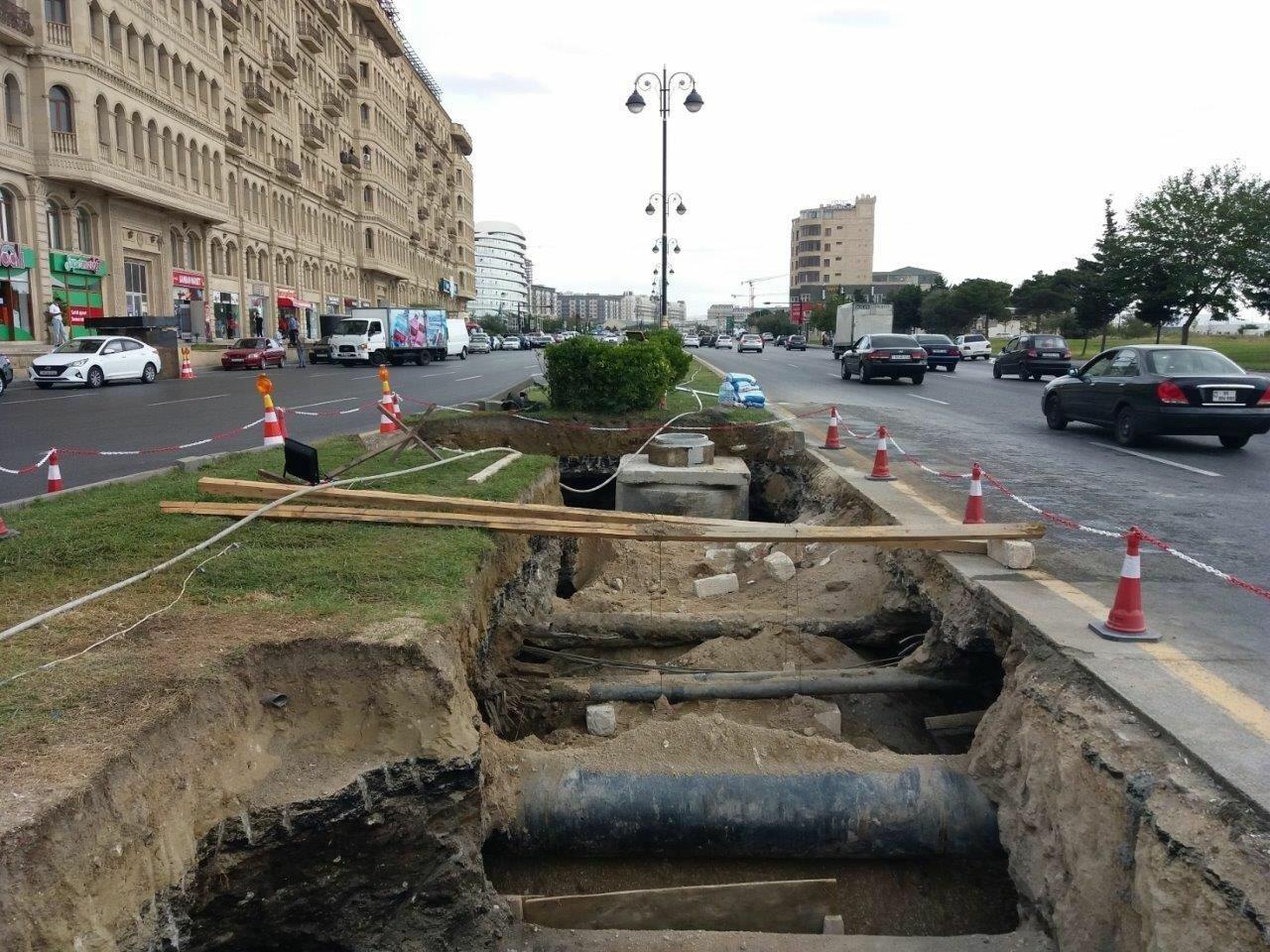 В Baku White City продолжается установление ливневых стоков