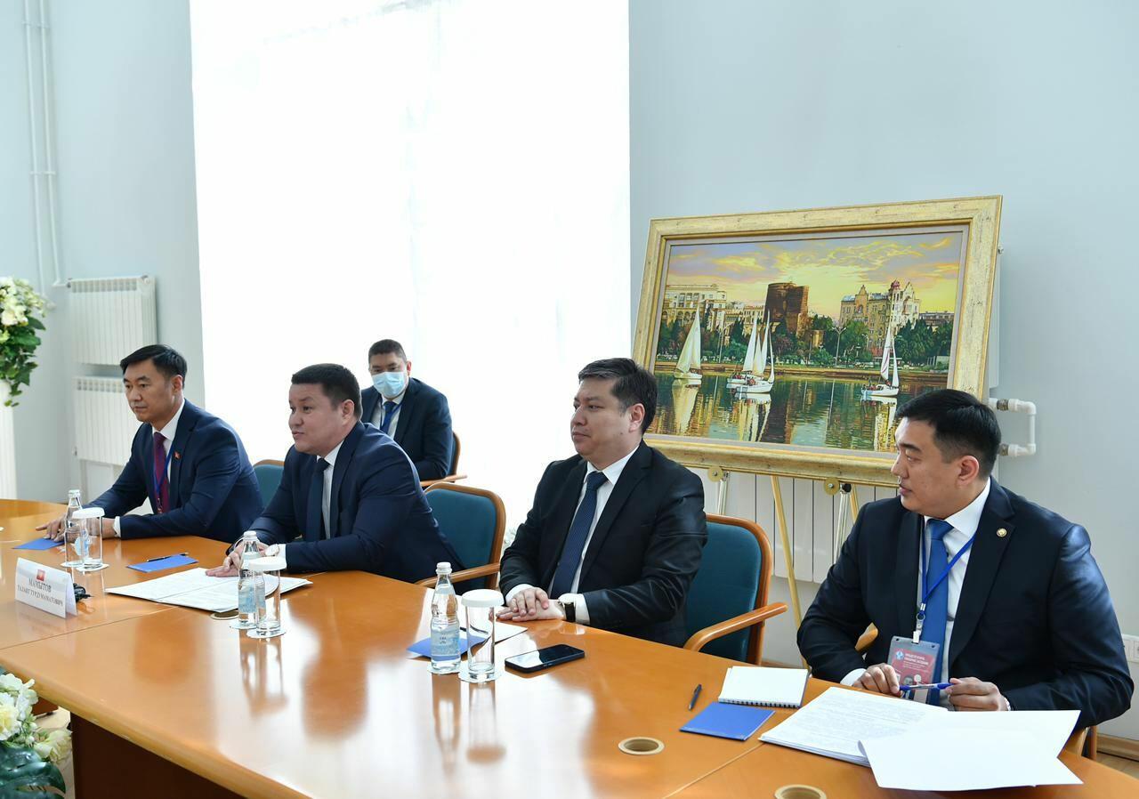 Сахиба Гафарова провела встречу с председателем парламента Кыргызстана