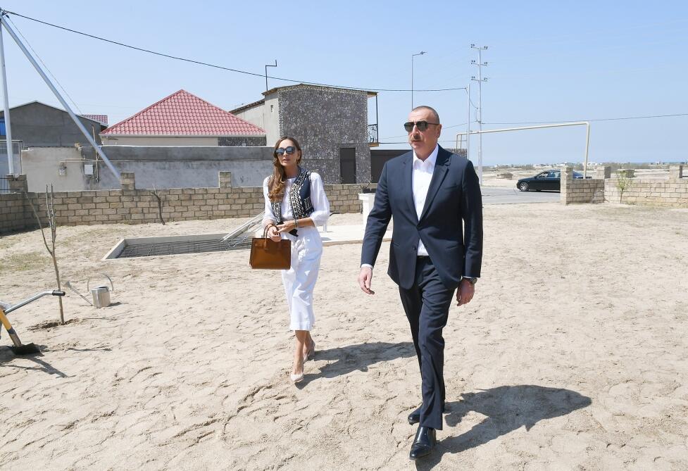 Президент Ильхам Алиев и Первая леди Мехрибан Алиева приняли участие в закладке фундамента ремонтно-восстановительных работ в поселке Пиршаги