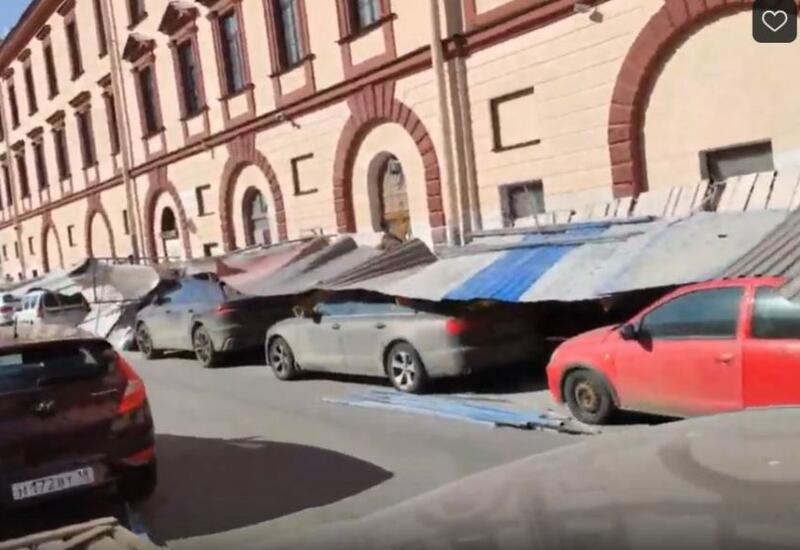 Забор обрушился на прохожих и авто на набережной в Петербурге