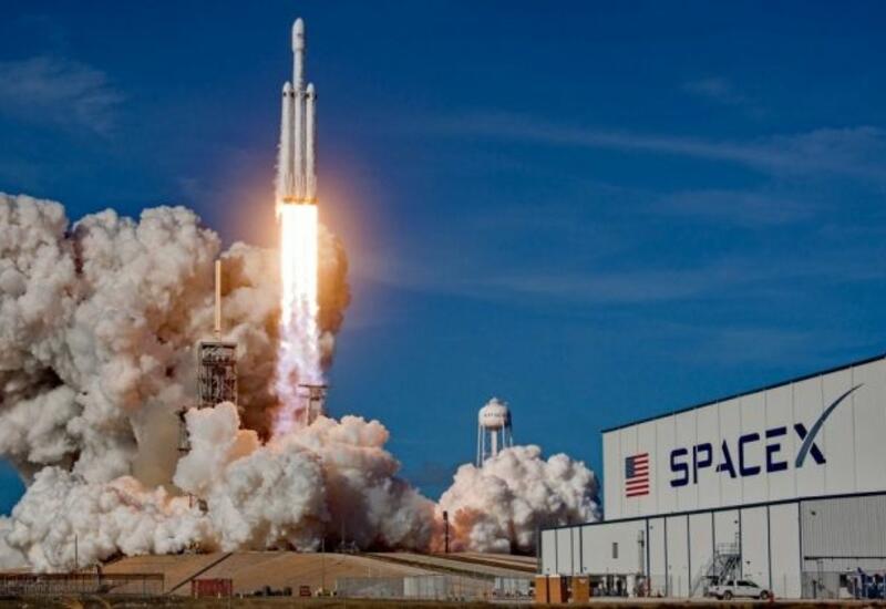 SpaceX будет доставлять астронавтов на Луну