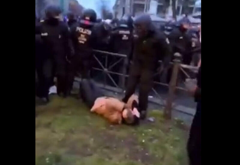 Беспорядки в Берлине, полиция жестоко избивает протестующих