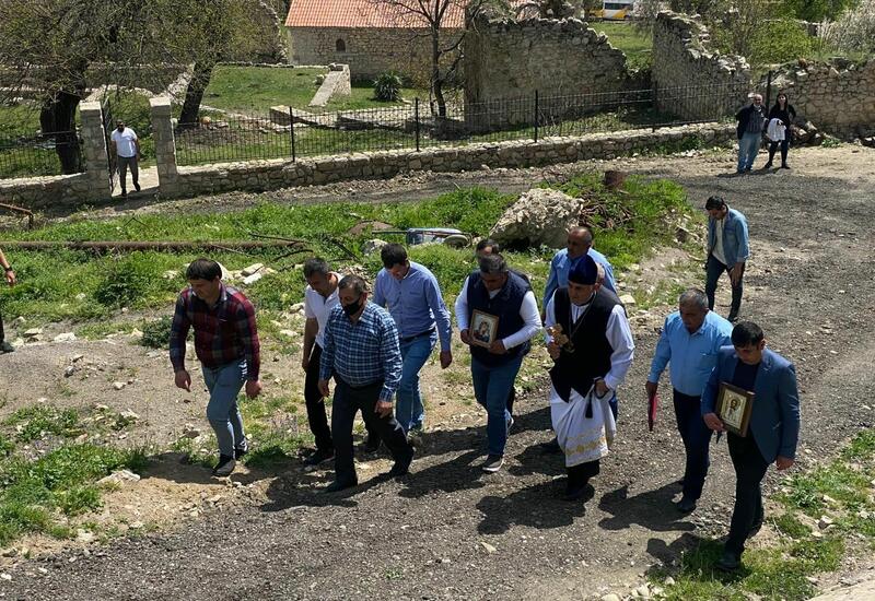 Члены Албано-удинской христианской религиозной общины Азербайджана в древнем албанском храме в селе Туг
