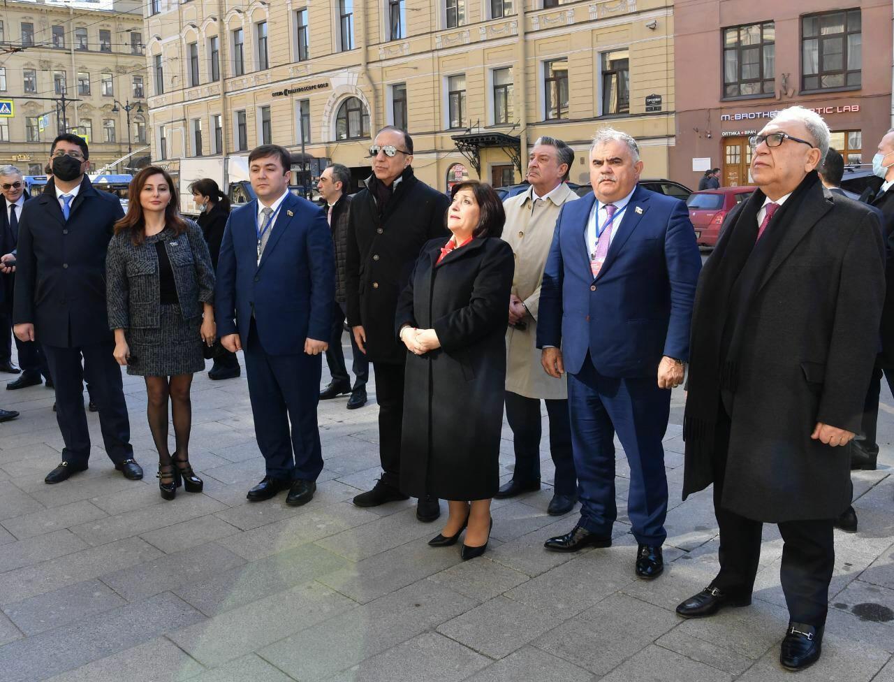 Azərbaycan parlament nümayəndə heyəti Sankt-Peterburqda Ulu öndər Heydər Əliyevin xatirəsini yad edib