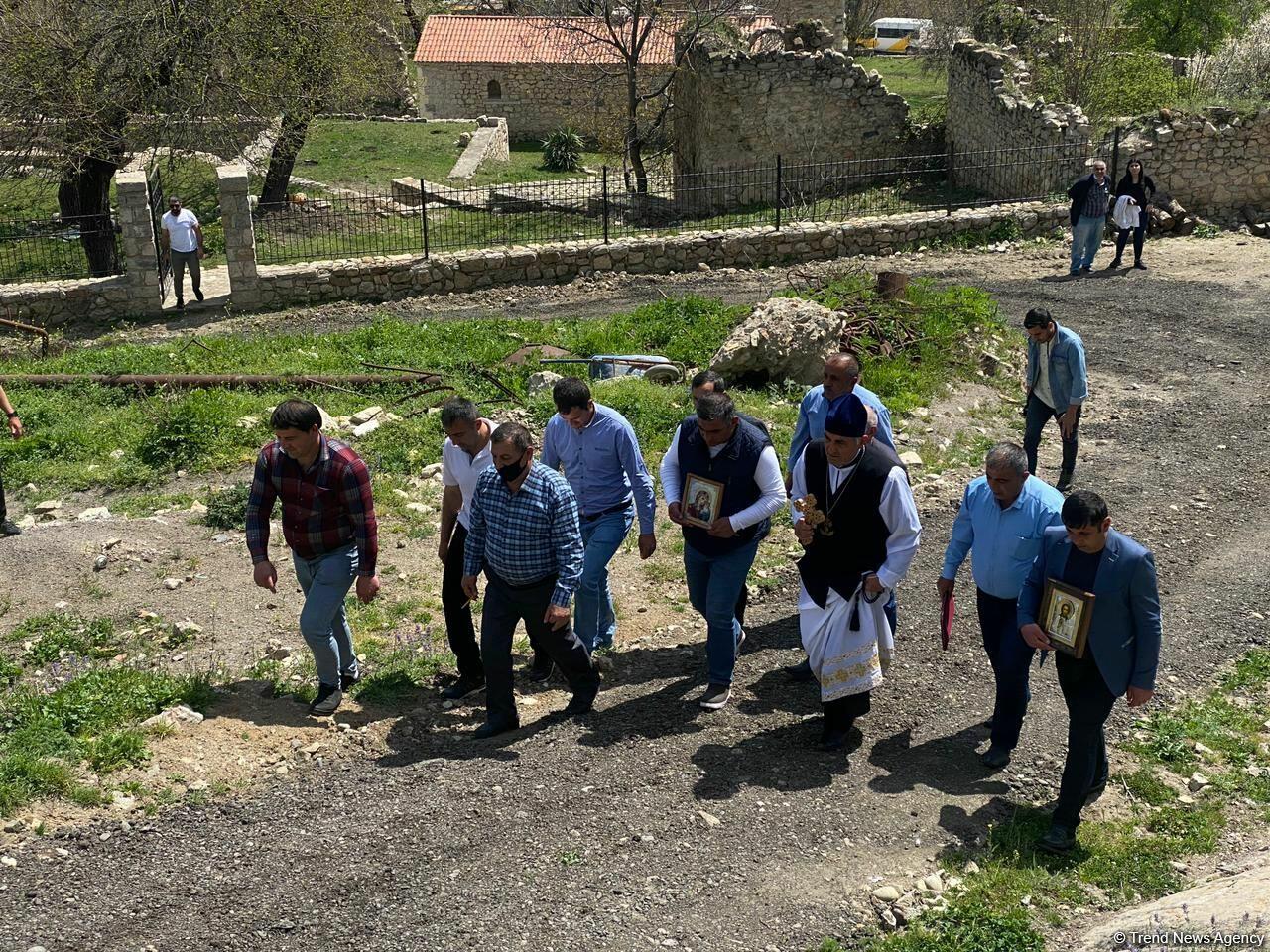 Члены Албано-удинской христианской религиозной общины Азербайджана в древнем албанском храме в селе Туг