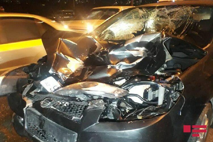 В Баку автомобиль сбил женщину с двумя детьми