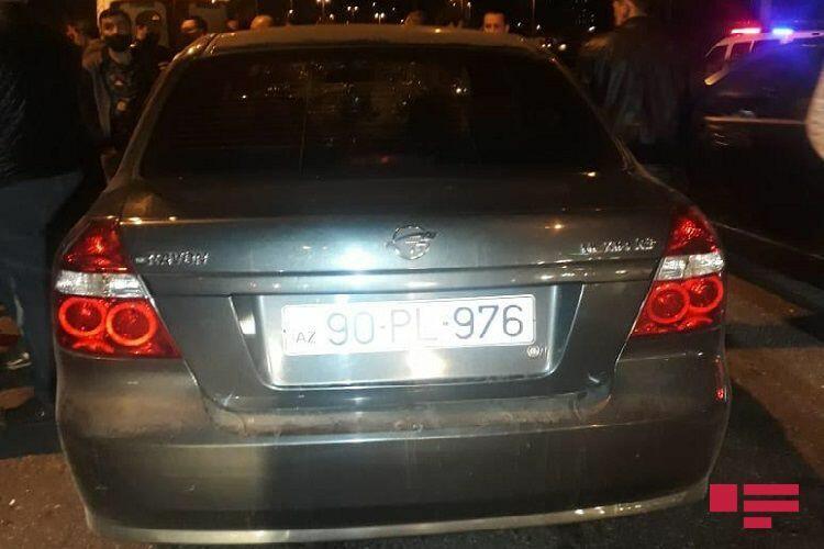 В Баку автомобиль сбил женщину с двумя детьми