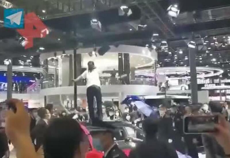Обиженная на Tesla женщина устроила дебош во время автосалона