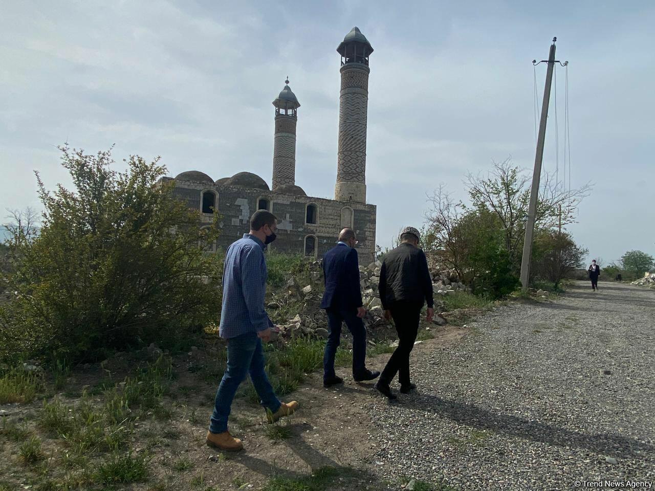 Израильские журналисты посетили в Агдаме разрушенные армянами мечети