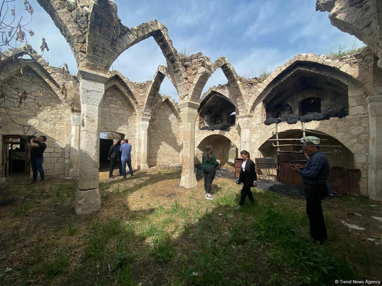 Израильские журналисты посетили в Агдаме разрушенные армянами мечети