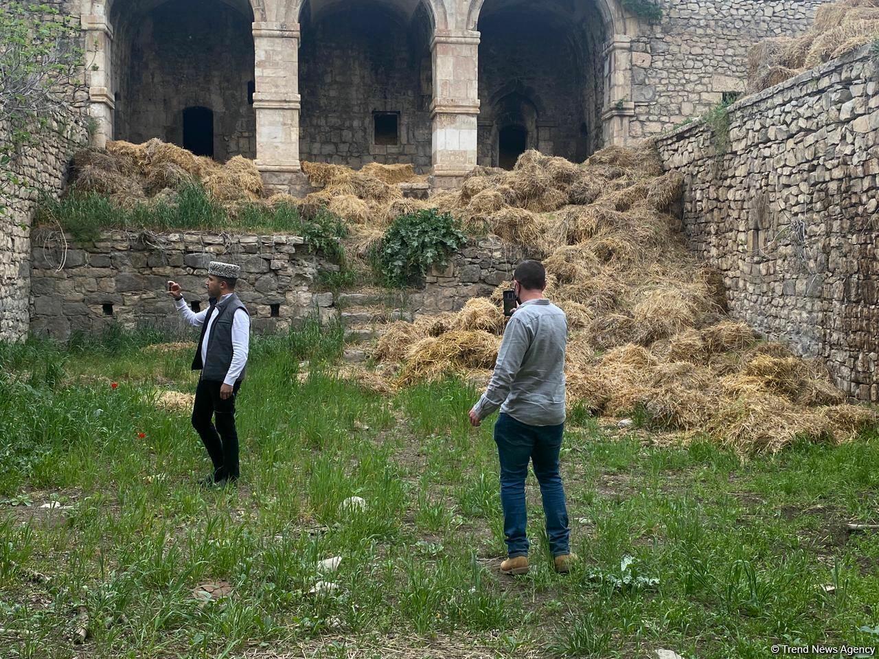 Израильские журналисты посетили караван-сарай в Физули, превращенный армянами во время оккупации в хлев