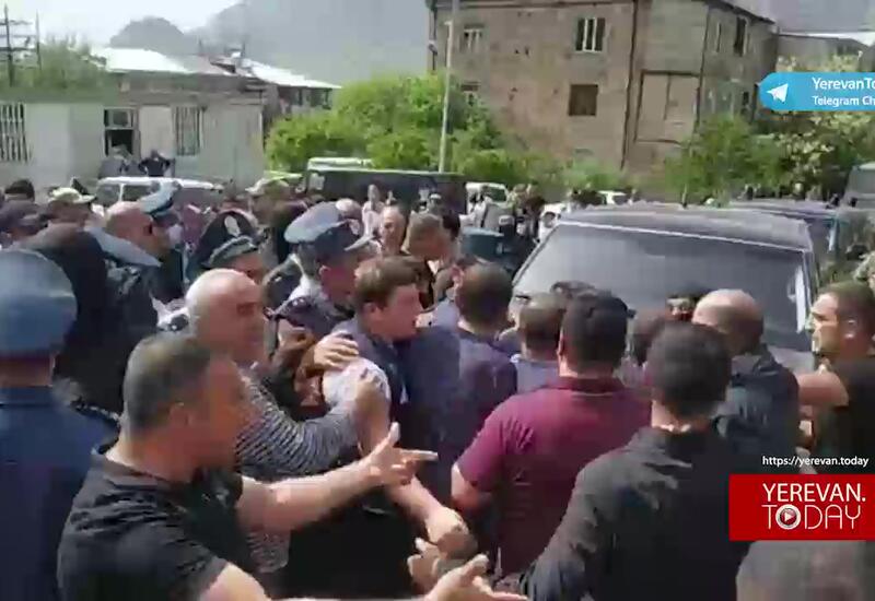 "Убирайся вон" - жители Мегри не пустили Пашиняна на местное кладбище