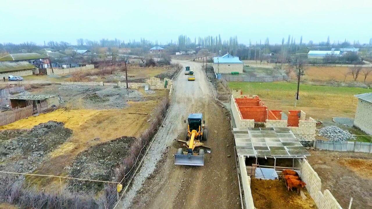 В Азербайджане реконструируются 10 дорог